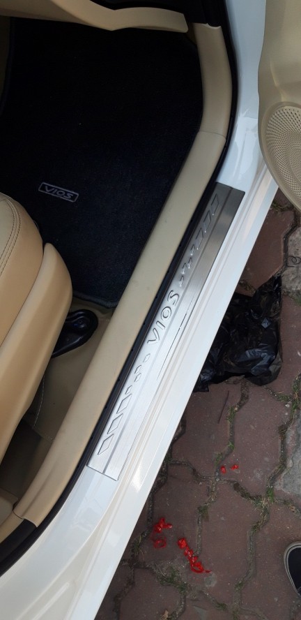 Chống trầy bậc cửa ngoài xe Toyota Vios 2019