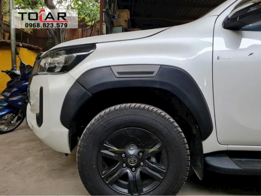 Cua lốp bản to xe bán tải Toyota Hilux 2024